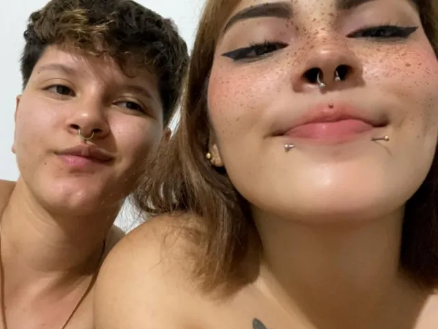Camgirl CamilleAndSophie en live webcam amateur