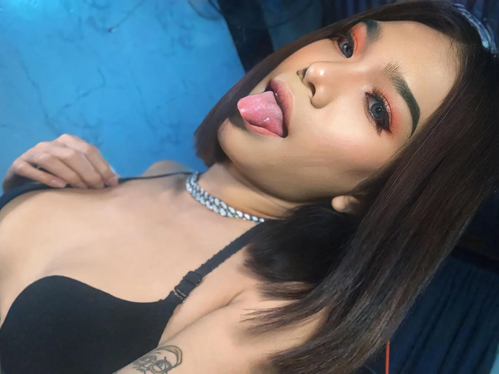 Camgirl BarbSyrilHugeCock en live webcam amateur