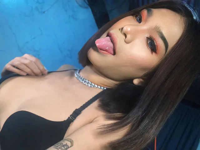 Camgirl BarbSyrilHugeCock en live webcam amateur