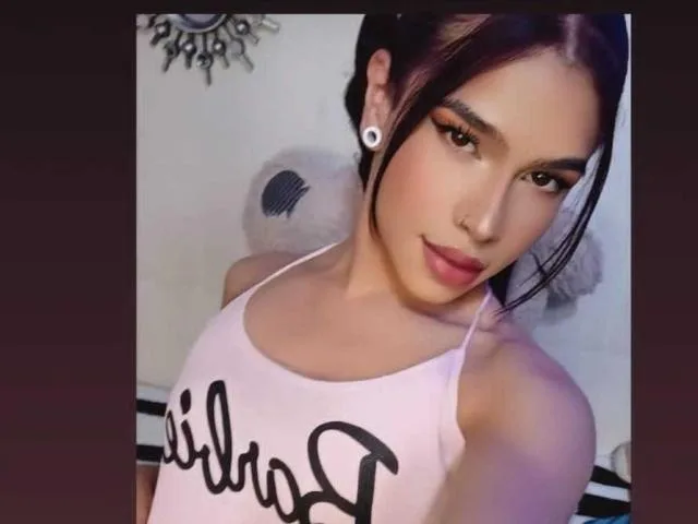 Camgirl AbbyR en live webcam amateur
