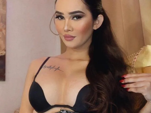 Camgirl LoveMeKara en live webcam amateur