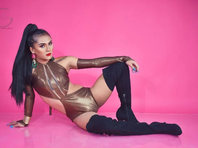 Camgirl AngelHugeTS en live webcam amateur