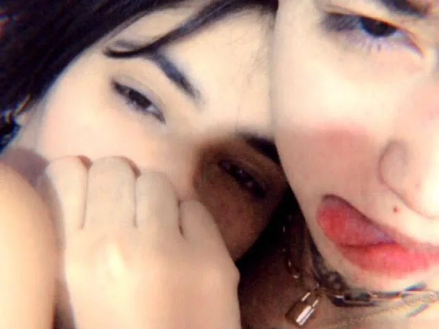 Camgirl NicoAndCoraline en live webcam amateur