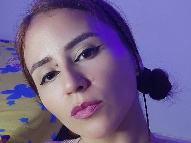 Camgirl HannaHouse en live webcam amateur