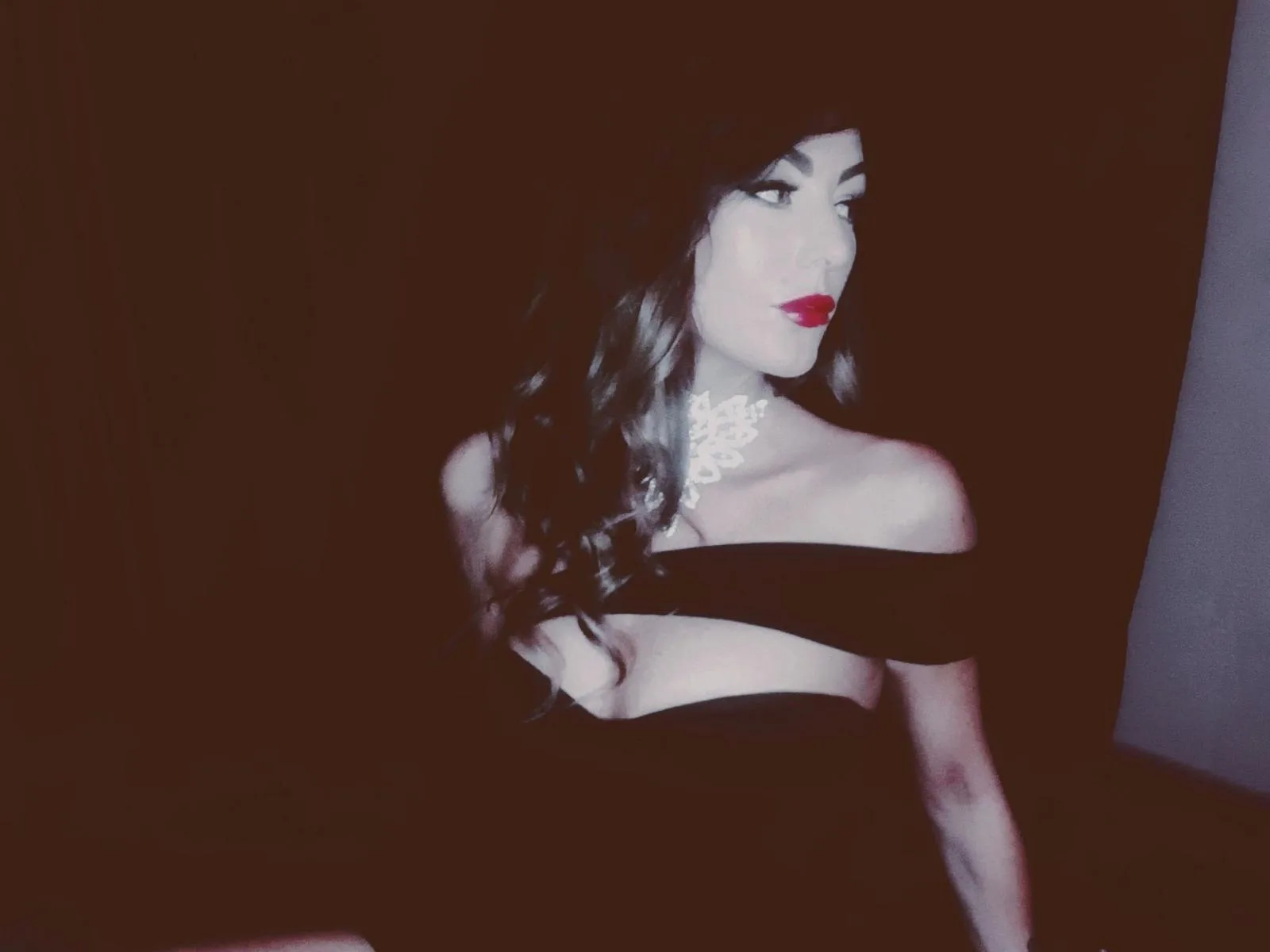 Camgirl Rebella-ext en live webcam amateur sur Mustvideos