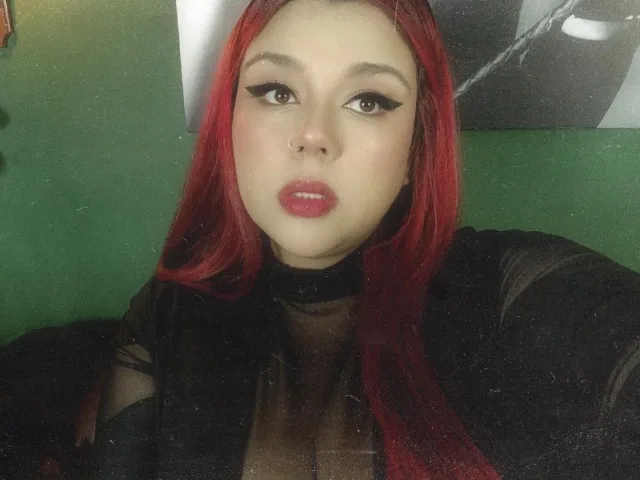 Camgirl EmilyDom en live webcam amateur