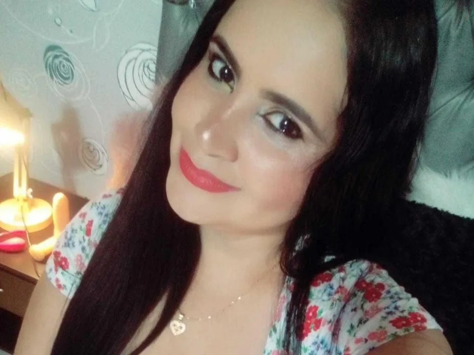 Camgirl CoralRed en live webcam amateur sur Mustvideos