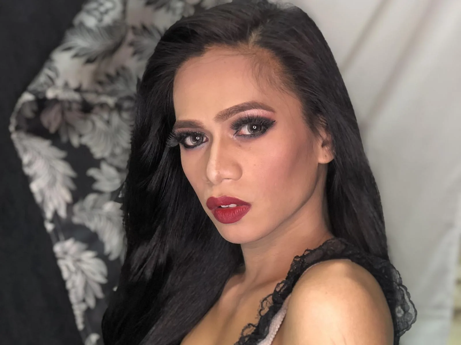 Camgirl LorraineHugeCock en live webcam amateur sur Mustvideos