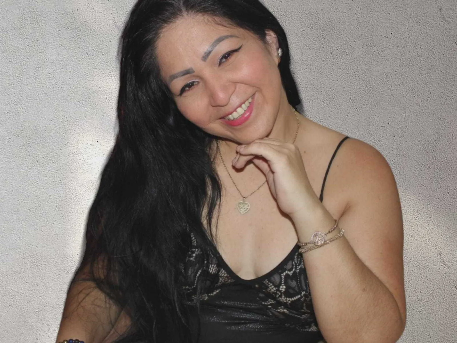 Camgirl CamilaCuteHotX en live webcam amateur