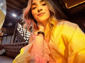 Camgirl AdharaCooperr en live webcam amateur