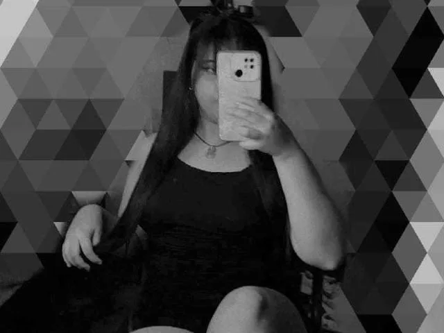 Camgirl InnocenthaZel en live webcam amateur