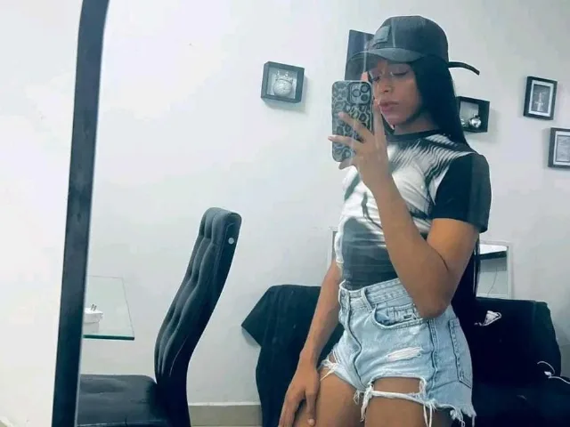 Camgirl NashlaLonga en live webcam amateur