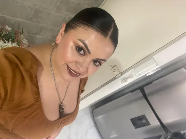 Camgirl CharlotteDevereaux en live webcam amateur