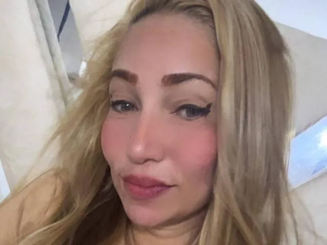 Camgirl DanisHot69 en live webcam amateur