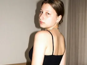 Camgirl Tinelia en live webcam amateur