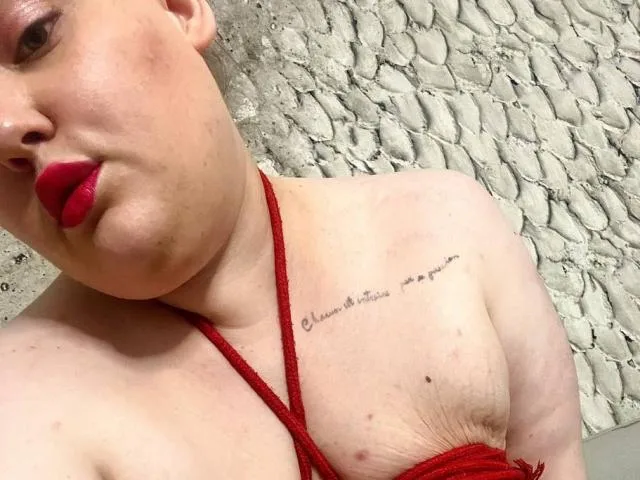 Camgirl DevilishMuse en live webcam amateur
