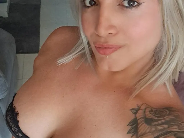 Camgirl AmazingPaulaX en live webcam amateur