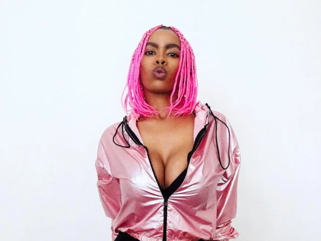 Camgirl QueenBxx en live webcam amateur