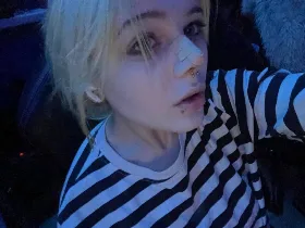 Camgirl kinEvi en live webcam amateur
