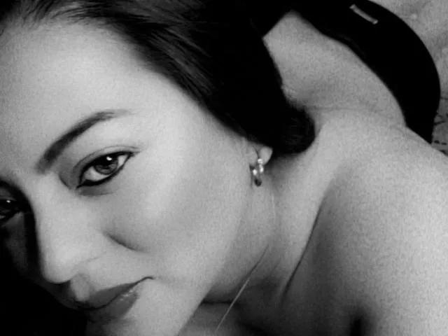 Camgirl KarinaSexySquirt en live webcam amateur