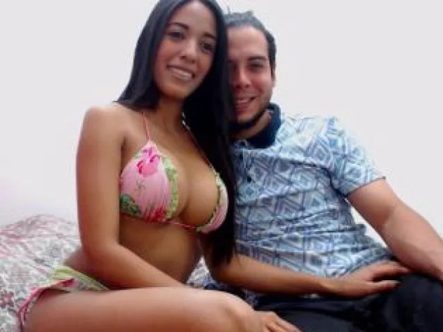 Camgirl YourHotLatinCrush en live webcam amateur