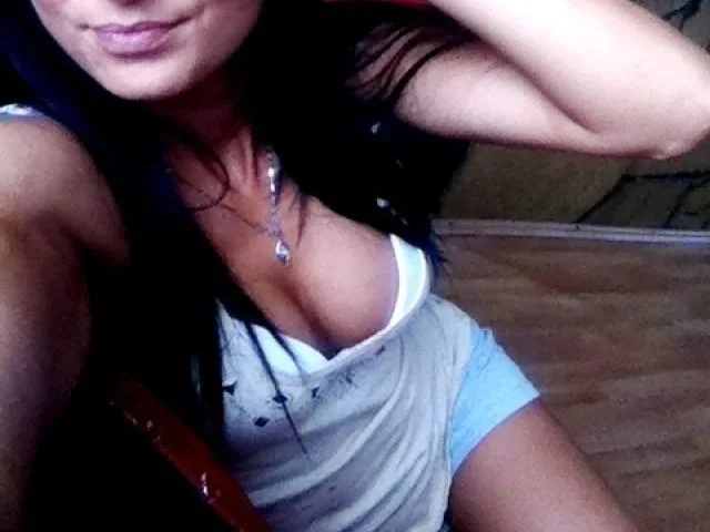 Camgirl FantasyDrop en live webcam amateur