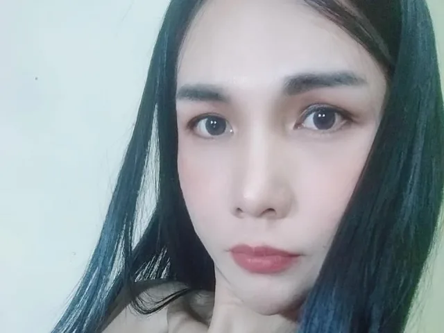Camgirl MissHotAyaLove en live webcam amateur