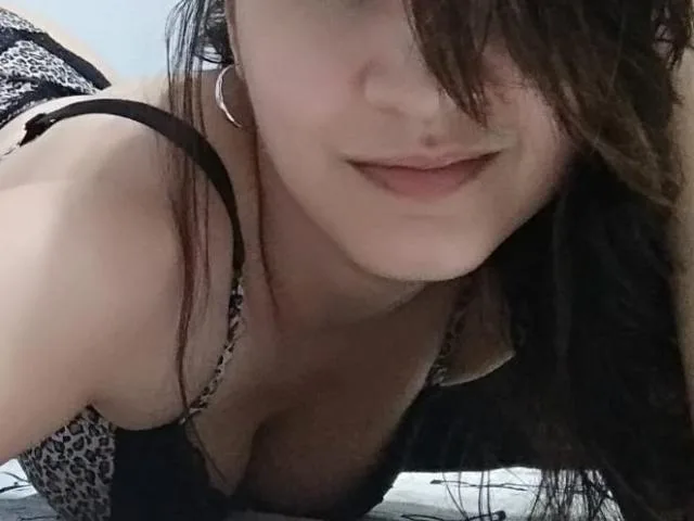 Camgirl BrunetteXforYou en live webcam amateur