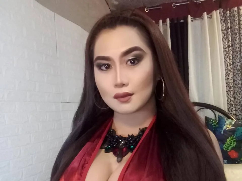 Camgirl MajesticTransCummer en live webcam amateur sur Mustvideos