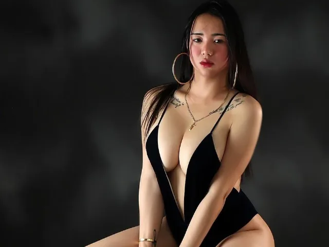 Camgirl xAllEyesOnMex en live webcam amateur
