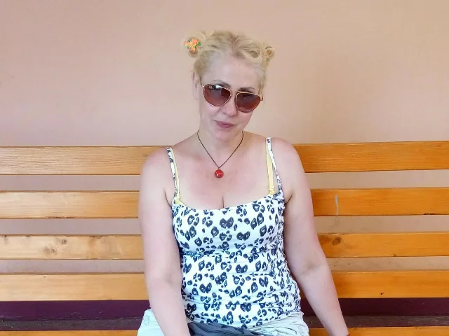 Camgirl CharlotteXTasty en live webcam amateur