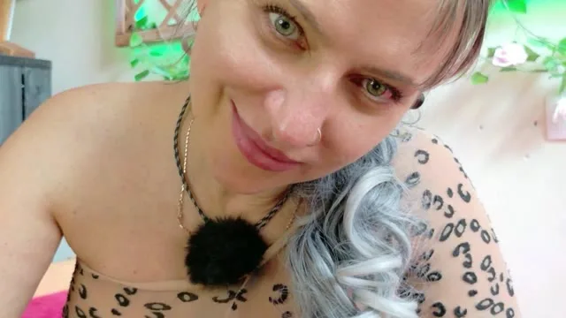 Hotcamlive camgirl live amateur webcam