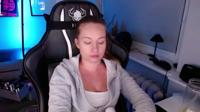 HollyxLove camgirl live amateur webcam