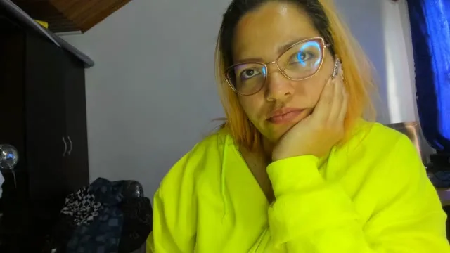 THEBOSSLARA camgirl live amateur webcam