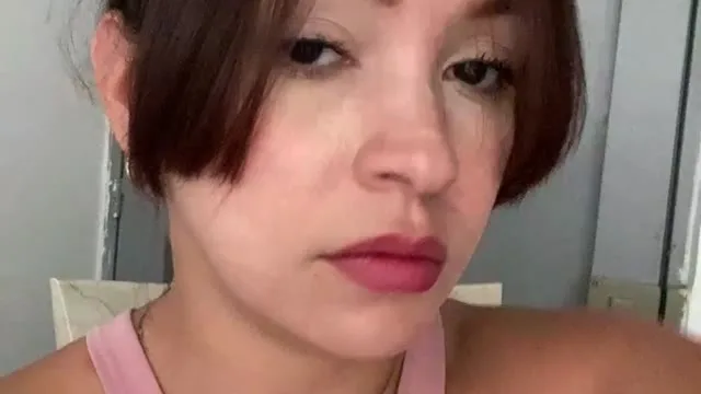 SaraLanee camgirl live amateur webcam