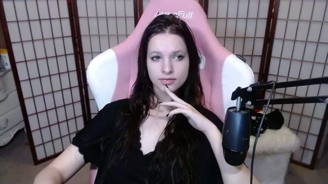 MissDollMaid camgirl live amateur webcam