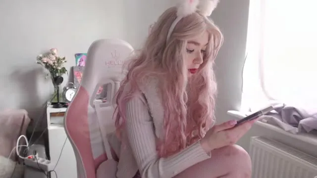 LillaBloom camgirl live amateur webcam