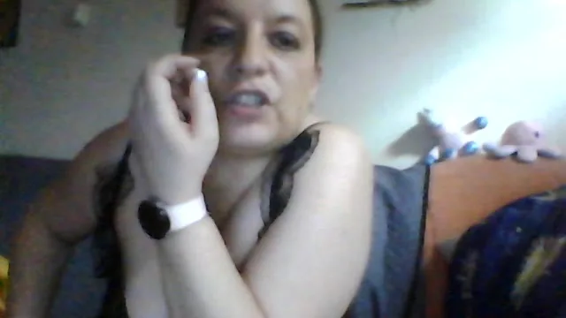 Hotlips28 camgirl live amateur webcam