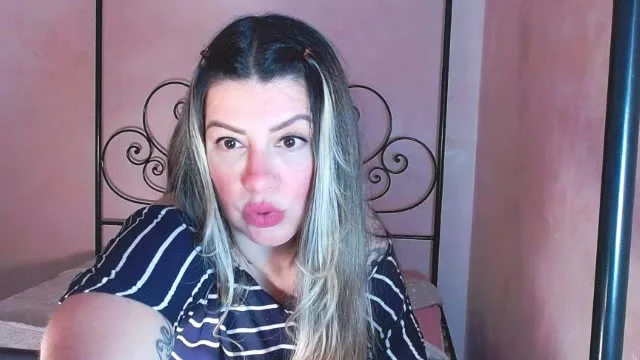 DonnaQueen camgirl live amateur webcam