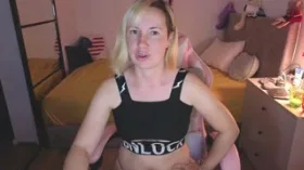 SweetLeka camgirl live amateur webcam