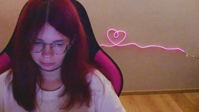SoftSarah camgirl live amateur webcam
