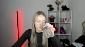 EvelynBlond camgirl live amateur webcam