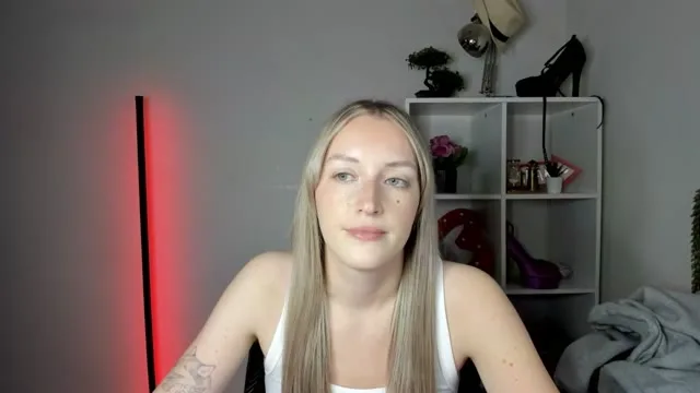 EvelynBlond camgirl live amateur webcam