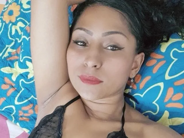 RoxyLatinHot camgirl live amateur webcam