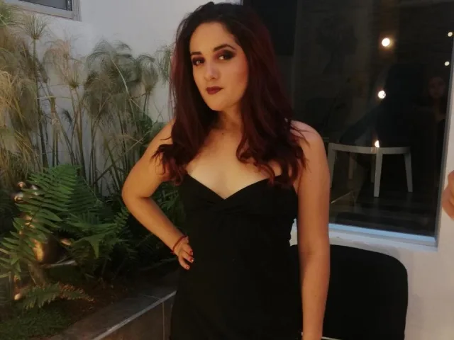 BrunaRouse camgirl live amateur webcam
