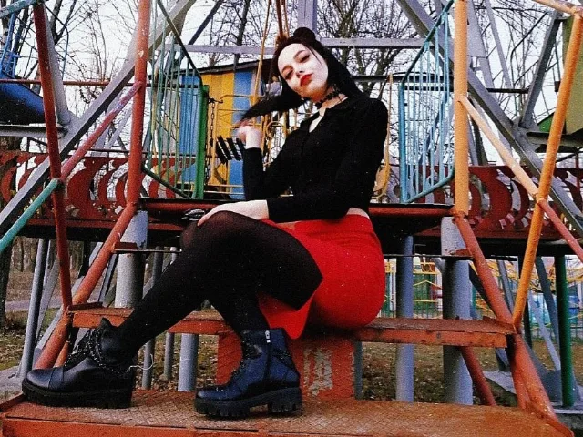 LouiseLaBryan camgirl live amateur webcam