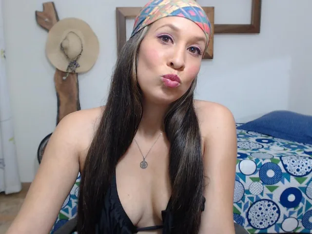 MajoDouce camgirl live amateur webcam