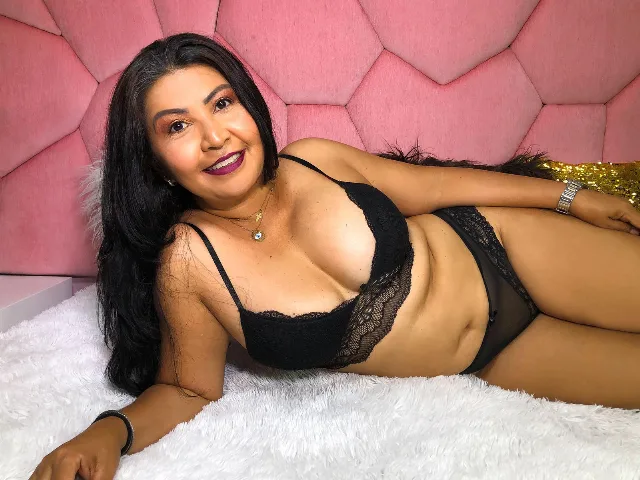 BrielleJames camgirl live amateur webcam