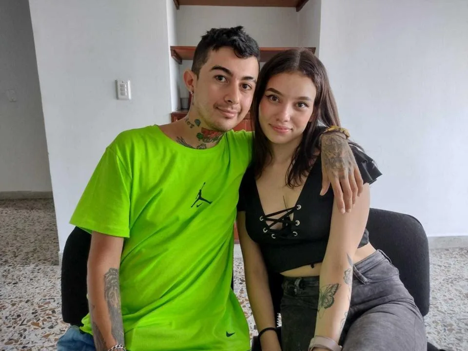 EmilyChris camgirl live amateur webcam