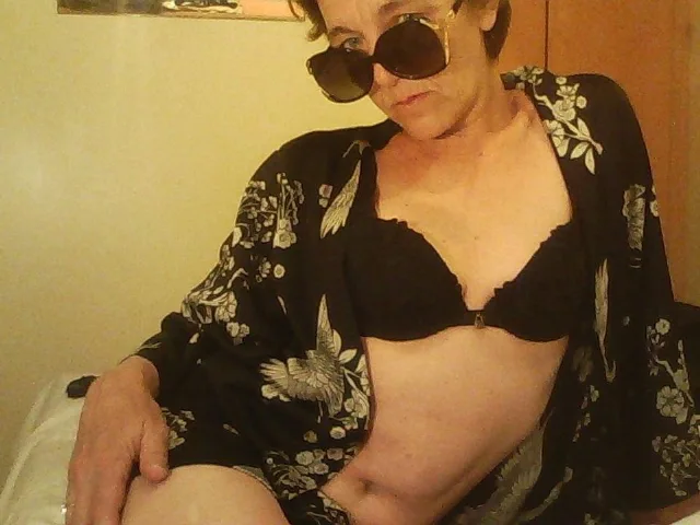 LolaLuvShow camgirl live amateur webcam